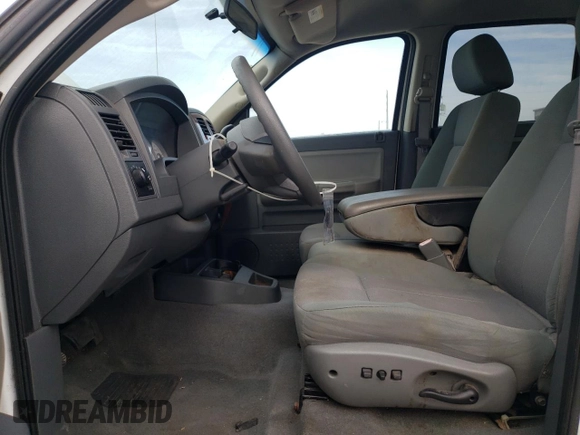 2005 Dodge Dakota SLT z VIN 1D7HW48N15S366026, wystawiony jako Copart lot #55510125 z przebiegiem 66 963 mil mil oraz Czysty tytuł • Clean title. Historia ofert i sprzedaży dostępna na DreamBid. Obrazek 7.