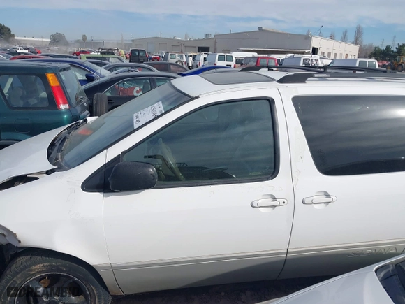 1998 Toyota Sienna LE with VIN 4T3ZF13C3WU074731, listed as a IAAI auction lot 41561965 with 174,130 mi miles. Bid and sale history available at carsss.com. Image 14.