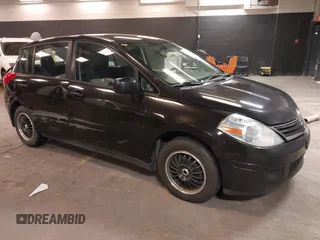 2011 Nissan Versa S z VIN 3N1BC1CPXBL497663, wystawiony jako IAAI lot #42340806 z przebiegiem 305 403 mil mil oraz . Historia ofert i sprzedaży dostępna na DreamBid. Obrazek 1.