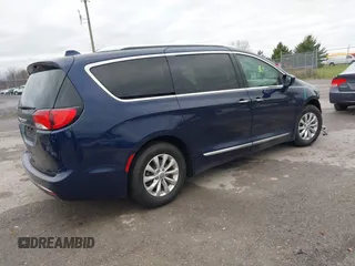 2018 Chrysler Pacifica Touring L z VIN 2C4RC1BG6JR233614, wystawiony jako IAAI lot #40794355 z przebiegiem 52 469 mil mil oraz . Historia ofert i sprzedaży dostępna na DreamBid. Obrazek 4.