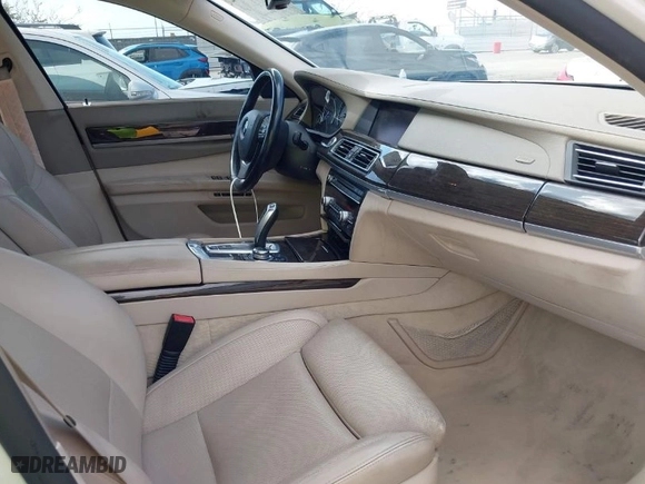 2009 BMW 7 Series 750i with VIN WBAKA83519CY33892, listed as a IAAI auction lot 41913792 with 83,184 mi miles. Bid and sale history available at carsss.com. Image 5.