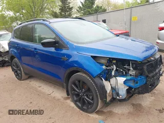 2018 Ford Escape SE z VIN 1FMCU9GD0JUA55987, wystawiony jako IAAI lot #42242670 z przebiegiem 102 956 mil mil oraz . Historia ofert i sprzedaży dostępna na DreamBid. Obrazek 1.