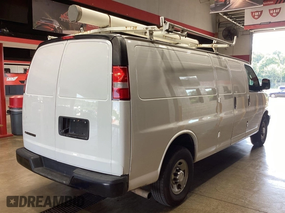 2017 Chevrolet Express Cargo z VIN 1GCWGBFF2H1177944, wystawiony jako IAAI lot #42596518 z przebiegiem 138 429 mil mil oraz . Historia ofert i sprzedaży dostępna na DreamBid. Obrazek 11.