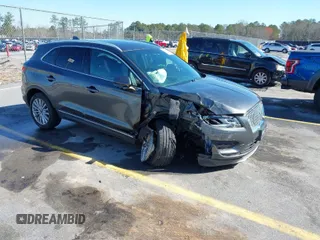 2019 Lincoln MKC Standard with VIN 5LMCJ1D92KUL08929, listed as a IAAI auction lot 41766946 with 90,171 mi miles. Bid and sale history available at carsss.com. Image 1.