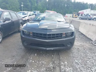 2013 Chevrolet Camaro LS z VIN 2G1FA1E39D9206888, wystawiony jako IAAI lot #42170703 z przebiegiem 169 661 mil mil oraz . Historia ofert i sprzedaży dostępna na DreamBid. Obrazek 13.