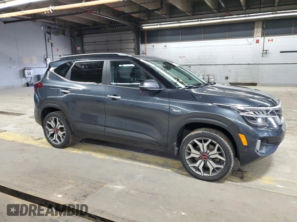 2021 Kia Seltos SX with VIN KNDETCA2XM7167199, listed as a Copart auction lot 52080495 with 82,981 mi miles and Salvage Title. Bid and sale history available at carsss.com. Image 4.