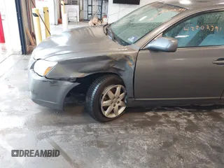 2007 Toyota Avalon XL z VIN 4T1BK36B17U193545, wystawiony jako IAAI lot #42202391 z przebiegiem 98 388 mil mil oraz . Historia ofert i sprzedaży dostępna na DreamBid. Obrazek 6.
