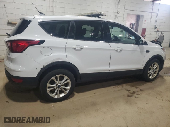 2019 Ford Escape SE z VIN 1FMCU9GD9KUA05798, wystawiony jako Copart lot #55701735 z przebiegiem 140 797 mil mil oraz Tytuł czysty. Historia ofert i sprzedaży dostępna na DreamBid. Obrazek 3.