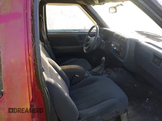 1997 Chevrolet Blazer LS z VIN 1GNDT13W3V2232285, wystawiony jako IAAI lot #41710231 z przebiegiem 1 930 079 mil mil oraz . Historia ofert i sprzedaży dostępna na DreamBid. Obrazek 5.