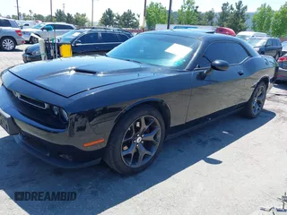 2018 Dodge Challenger SXT z VIN 2C3CDZAG3JH258838, wystawiony jako IAAI lot #42223754 z przebiegiem 102 827 mil mil oraz . Historia ofert i sprzedaży dostępna na DreamBid. Obrazek 18.