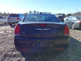 2016 Chrysler 300 S z VIN 2C3CCAGG4GH287737, wystawiony jako IAAI lot #41299711 z przebiegiem Nie podano mil oraz . Historia ofert i sprzedaży dostępna na DreamBid. Obrazek 16.