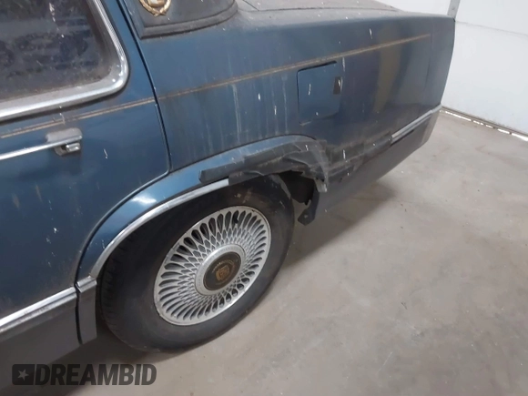 1990 Cadillac DeVille z VIN 1G6CD5331L4293427, wystawiony jako IAAI lot #41764635 z przebiegiem 198 499 mil mil oraz . Historia ofert i sprzedaży dostępna na DreamBid. Obrazek 6.