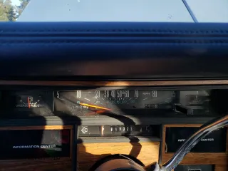 1984 Cadillac Seville z VIN 1G6AS6987EE810927, wystawiony jako Copart lot #42836105 z przebiegiem 19 894 mil mil oraz Tytuł czysty. Historia ofert i sprzedaży dostępna na DreamBid. Obrazek 9.