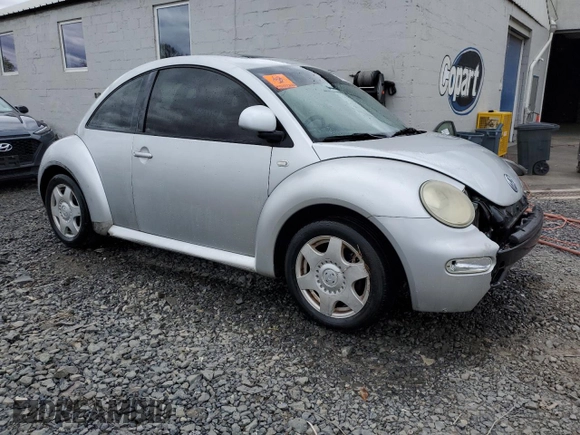 2000 Volkswagen Beetle GLX with VIN 3VWDD21C0YM482825, listed as a Copart auction lot 53031135 with 153,167 mi miles and Salvage Title. Bid and sale history available at DreamBid. Image 4.