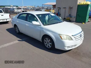 2005 Toyota Avalon XL z VIN 4T1BK36BX5U047867, wystawiony jako IAAI lot #41895703 z przebiegiem 130 429 mil mil oraz . Historia ofert i sprzedaży dostępna na DreamBid. Obrazek 1.