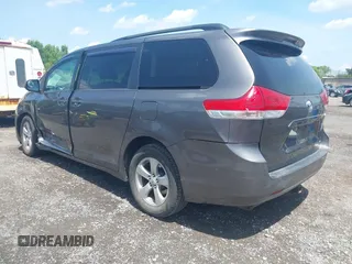 2012 Toyota Sienna LE AAS z VIN 5TDKK3DC9CS252274, wystawiony jako IAAI lot #42553516 z przebiegiem 311 650 mil mil oraz . Historia ofert i sprzedaży dostępna na DreamBid. Obrazek 3.
