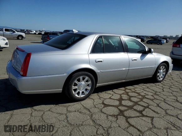 2010 Cadillac DTS 1SA z VIN 1G6KA5EY4AU126988, wystawiony jako Copart lot #49551415 z przebiegiem 114 768 mil mil oraz Czysty tytuł • Clean title. Historia ofert i sprzedaży dostępna na DreamBid. Obrazek 3.
