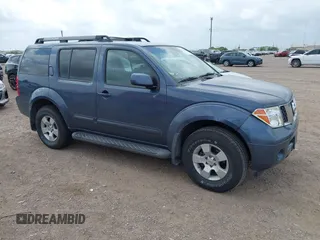 2005 Nissan Pathfinder SE z VIN 5N1AR18W95C718169, wystawiony jako IAAI lot #42146371 z przebiegiem 128 812 mil mil oraz . Historia ofert i sprzedaży dostępna na DreamBid. Obrazek 1.