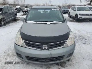 2010 Nissan Versa S z VIN 3N1BC1CP2AL403483, wystawiony jako Copart lot #46394465 z przebiegiem 270 270 mil mil oraz Szkoda całkowita • Salvage title. Historia ofert i sprzedaży dostępna na DreamBid. Obrazek 5.
