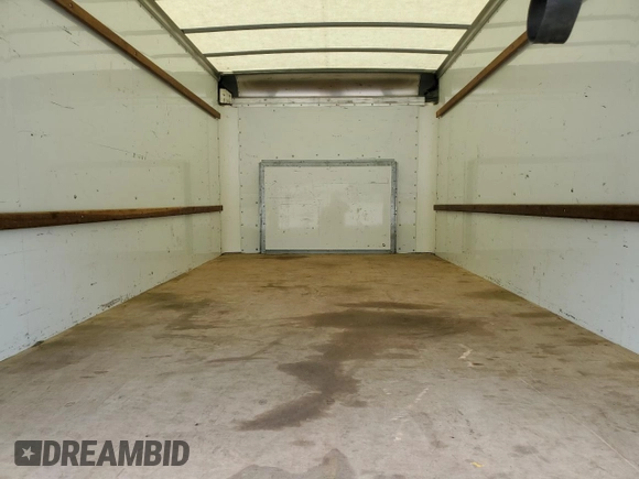 2022 Ford Econoline Cargo z VIN 1FDWE3FN6NDC11716, wystawiony jako Copart lot #57756385 z przebiegiem 89 924 mil mil oraz Tytuł czysty. Historia ofert i sprzedaży dostępna na DreamBid. Obrazek 10.