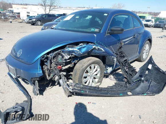 2018 Volkswagen Beetle S z VIN 3VWFD7ATXJM711734, wystawiony jako IAAI lot #41704497 z przebiegiem 66 702 mil mil oraz . Historia ofert i sprzedaży dostępna na DreamBid. Obrazek 6.