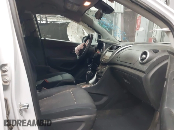 2016 Chevrolet Trax LT z VIN 3GNCJLSB8GL152879, wystawiony jako IAAI lot #42111415 z przebiegiem 85 445 mil mil oraz . Historia ofert i sprzedaży dostępna na DreamBid. Obrazek 5.