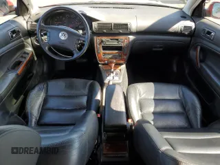 2001 Volkswagen Passat GLX z VIN WVWJH63B61E002904, wystawiony jako Copart lot #57347635 z przebiegiem 130 633 mil mil oraz Szkoda całkowita • Salvage title. Historia ofert i sprzedaży dostępna na DreamBid. Obrazek 8.