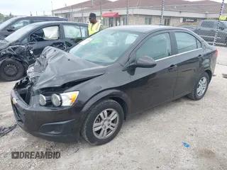 2015 Chevrolet Sonic LT z VIN 1G1JC5SH5F4158047, wystawiony jako IAAI lot #42387058 z przebiegiem 106 997 mil mil oraz . Historia ofert i sprzedaży dostępna na DreamBid. Obrazek 2.