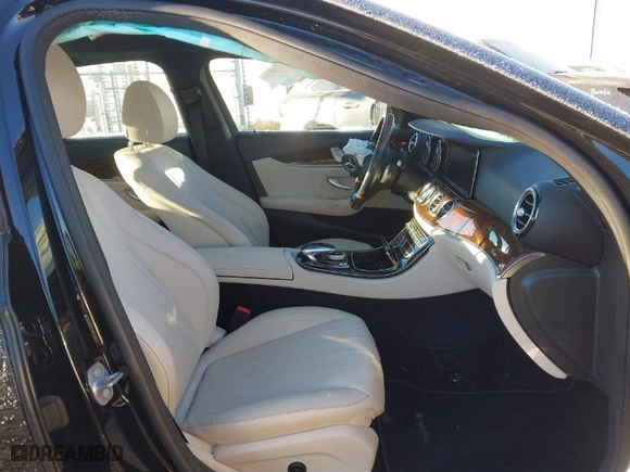 2018 Mercedes-Benz E-Class E 300 with VIN WDDZF4KB3JA411700, listed as a IAAI auction lot 41284765 with 58,084 mi miles. Bid and sale history available at carsss.com. Image 5.
