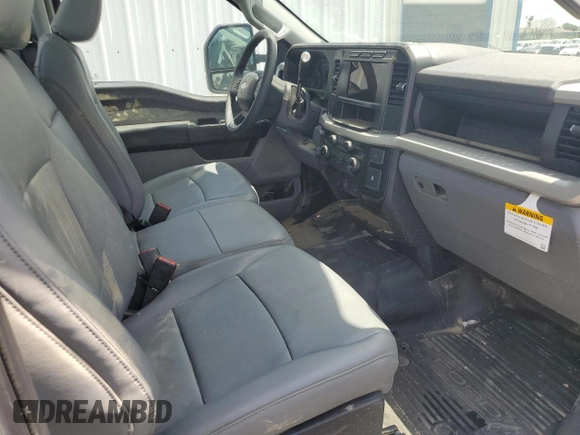 2024 Ford F-250 XL z VIN 1FTBF2BA2REC62479, wystawiony jako Copart lot #63647595 z przebiegiem Nie podano mil oraz Szkoda całkowita • Salvage title. Historia ofert i sprzedaży dostępna na DreamBid. Obrazek 8.