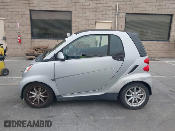 2009 Smart fortwo Pure z VIN WMEEJ31X99K209322, wystawiony jako IAAI lot #42465179 z przebiegiem 75 730 mil mil oraz . Historia ofert i sprzedaży dostępna na DreamBid. Obrazek 14.