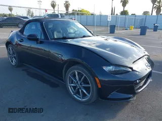 2023 Mazda MX-5 Miata Grand Touring z VIN JM1NDAD71P0553841, wystawiony jako IAAI lot #42111567 z przebiegiem 27 058 mil mil oraz . Historia ofert i sprzedaży dostępna na DreamBid. Obrazek 1.
