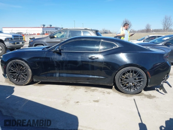 2017 Chevrolet Camaro 1SS z VIN 1G1FF1R7XH0199125, wystawiony jako IAAI lot #41644591 z przebiegiem 110 634 mil mil oraz . Historia ofert i sprzedaży dostępna na DreamBid. Obrazek 14.