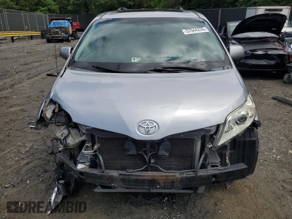 2011 Toyota Sienna XLE AAS z VIN 5TDYK3DC1BS165154, wystawiony jako Copart lot #57044235 z przebiegiem 232 461 mil mil oraz Szkoda całkowita • Salvage title. Historia ofert i sprzedaży dostępna na DreamBid. Obrazek 5.