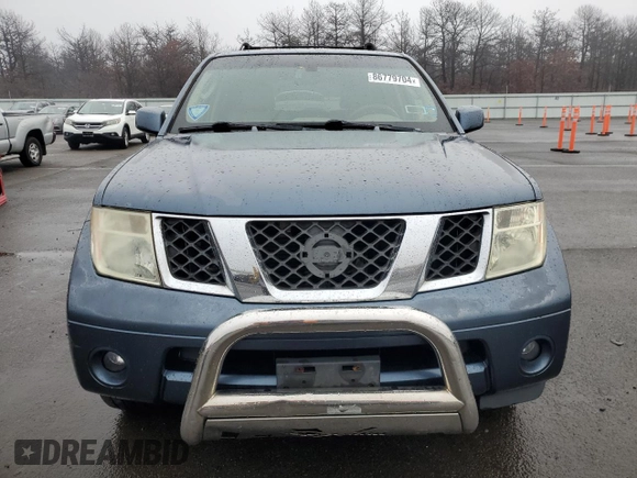 2005 Nissan Pathfinder SE z VIN 5N1AR18W65C705332, wystawiony jako Copart lot #86779704 z przebiegiem 119 877 mil mil oraz Czysty tytuł • Clean title. Historia ofert i sprzedaży dostępna na DreamBid. Obrazek 5.