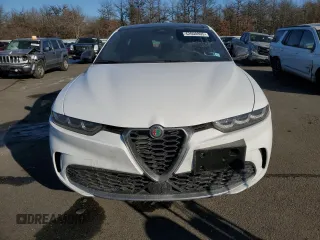 2024 Alfa Romeo Tonale Ti z VIN ZASPATCW4R3083736, wystawiony jako Copart lot #42008895 z przebiegiem 1976 mil mil oraz Szkody całkowita. Historia ofert i sprzedaży dostępna na DreamBid. Obrazek 5.