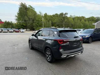 2021 Kia Seltos EX z VIN KNDERCAA6M7135176, wystawiony jako Copart lot #59635315 z przebiegiem 106 872 mil mil oraz Czysty tytuł • Clean title. Historia ofert i sprzedaży dostępna na DreamBid. Obrazek 3.
