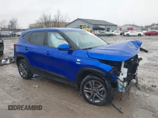 2023 Kia Seltos LX z VIN KNDEPCAA4P7423322, wystawiony jako IAAI lot #41998623 z przebiegiem 41 225 mil mil oraz . Historia ofert i sprzedaży dostępna na DreamBid. Obrazek 1.