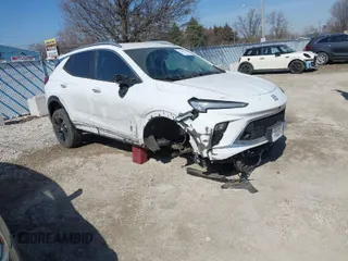 2024 Buick Encore GX Sport Touring с VIN KL4AMESL6RB189875, выставлен на аукционе IAAI как лот 41780976 с пробегом 22 969 миль миль и . История ставок и продаж доступна на DreamBid. Изображение 1.