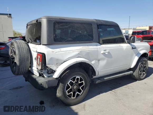 2022 Ford Bronco z VIN 1FMDE5AHXNLB15534, wystawiony jako Copart lot #55358795 z przebiegiem 45 730 mil mil oraz Szkoda całkowita • Salvage title. Historia ofert i sprzedaży dostępna na DreamBid. Obrazek 3.