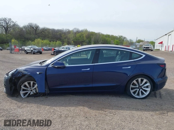 2018 Tesla Model 3 Long Range Battery z VIN 5YJ3E1EB7JF088224, wystawiony jako IAAI lot #42097665 z przebiegiem Nie podano mil oraz . Historia ofert i sprzedaży dostępna na DreamBid. Obrazek 13.