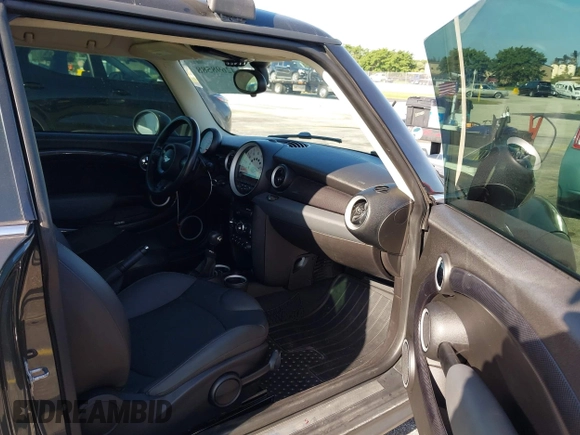 2012 MINI Hardtop S с VIN WMWSV3C58CTY17722, выставлен на аукционе IAAI как лот 42698588 с пробегом 98 511 миль миль и . История ставок и продаж доступна на DreamBid. Изображение 5.