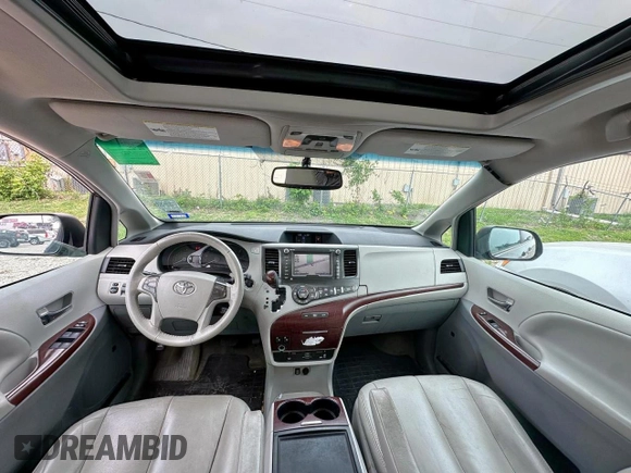 2013 Toyota Sienna XLE z VIN 5TDDK3DC1DS062365, wystawiony jako Copart lot #61709045 z przebiegiem 252 932 mil mil oraz Czysty tytuł • Clean title. Historia ofert i sprzedaży dostępna na DreamBid. Obrazek 9.