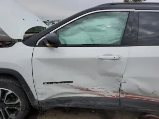 2022 Jeep Compass High Altitude z VIN 3C4NJDCB8NT232024, wystawiony jako Copart lot #46950985 z przebiegiem Nie podano mil oraz Szkoda całkowita • Salvage title. Historia ofert i sprzedaży dostępna na DreamBid. Obrazek 7.
