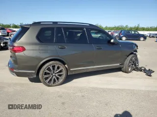 2021 BMW X7 xDrive40i z VIN 5UXCW2C04M9F03701, wystawiony jako Copart lot #52409985 z przebiegiem Nie podano mil oraz Szkody całkowita. Historia ofert i sprzedaży dostępna na DreamBid. Obrazek 3.