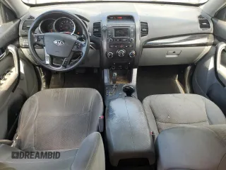 2013 Kia Sorento LX z VIN 5XYKT4A64DG352153, wystawiony jako Copart lot #55330825 z przebiegiem 289 967 mil mil oraz Szkoda całkowita • Salvage title. Historia ofert i sprzedaży dostępna na DreamBid. Obrazek 8.