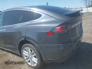 2016 Tesla Model X 70D z VIN 5YJXCAE27GF002541, wystawiony jako IAAI lot #41957228 z przebiegiem 77 199 mil mil oraz . Historia ofert i sprzedaży dostępna na DreamBid. Obrazek 20.