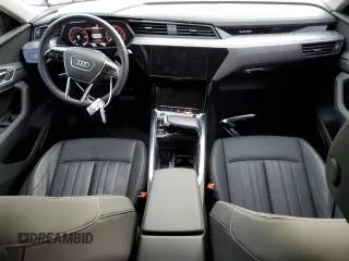 2022 Audi e-tron Sportback S line Premium Plus z VIN WA12AAGE8NB023545, wystawiony jako Copart lot #40283084 z przebiegiem 19 680 mil mil oraz . Historia ofert i sprzedaży dostępna na DreamBid. Obrazek 8.