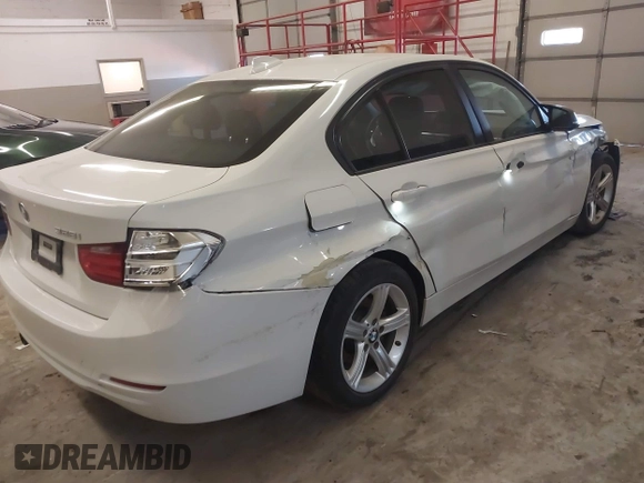 2015 BMW 3 Series 328i xDrive z VIN WBA3B5C57FF960592, wystawiony jako IAAI lot #41625697 z przebiegiem 128 301 mil mil oraz . Historia ofert i sprzedaży dostępna na DreamBid. Obrazek 4.