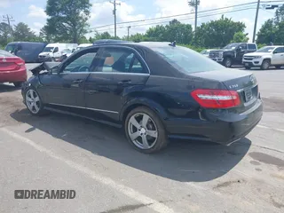 2011 Mercedes-Benz E 350 Luxury z VIN WDDHF5GB0BA307452, wystawiony jako IAAI lot #42151120 z przebiegiem 129 745 mil mil oraz . Historia ofert i sprzedaży dostępna na DreamBid. Obrazek 3.